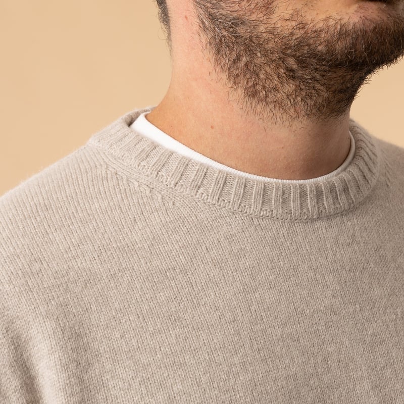 flâneurs-Mooncastle-Japanese-Sweater-Wool-and-Cashmere-Round-Neck-Beige-Gray-collar-detail