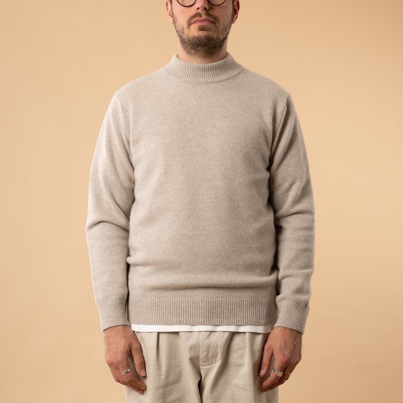 flâneurs-Mooncastle-Japanese-Sweater-Wool-and-Cashmere-Funnel-Neck-Beige-Gray_front-view