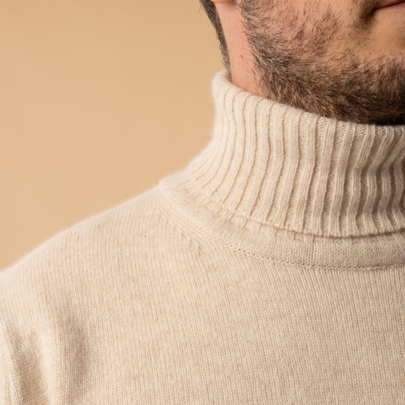 flâneurs-MOONCASTLE-Wool-Cashmere Turtleneck Sweater Natural-detail-collar