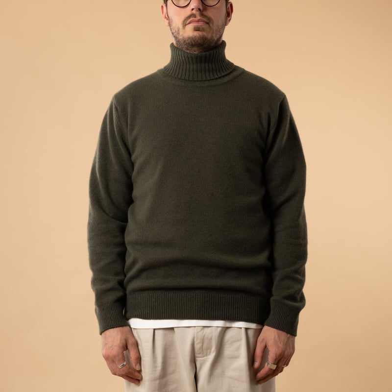 flâneurs-Mooncastle-Japanese-Sweater-Wool-and-Cashmere-Turtleneck-moss-green-front-facing