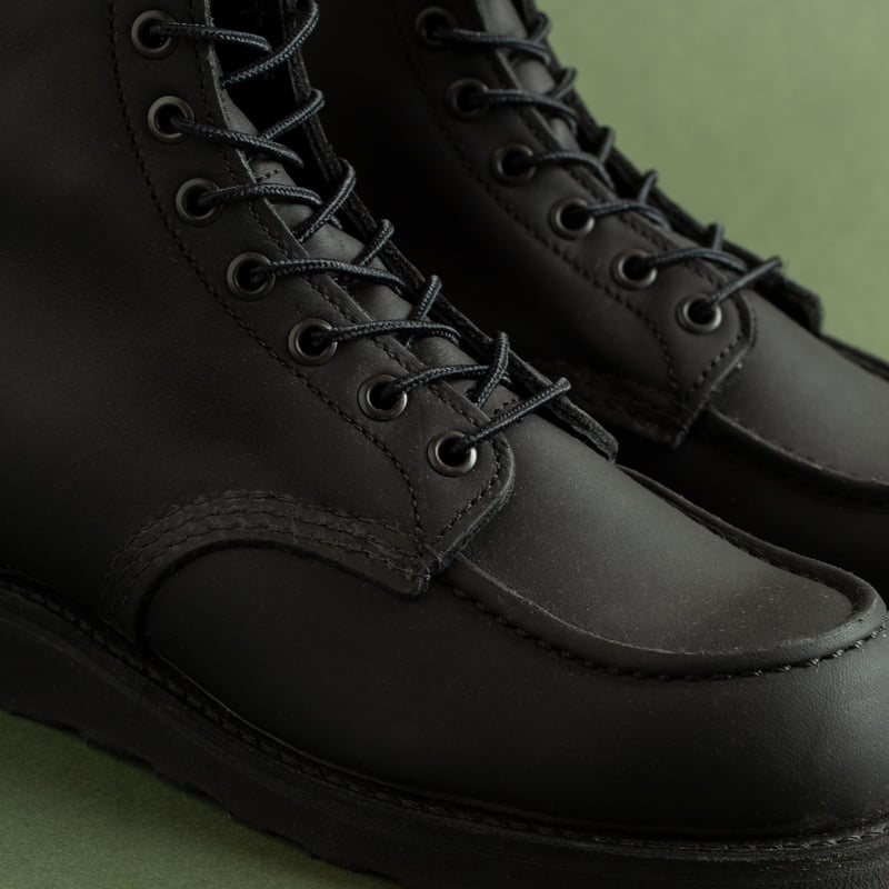 closeup-chaussures-1-RED-WING-SHOES-boots-Classic-Moc-Toe-8074-Black-Harness