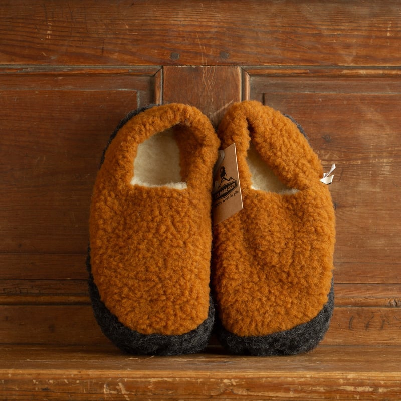 photo flâneurs-chaussons-COLDBREAKER-Siberian-Slippers-Caramel et Black front