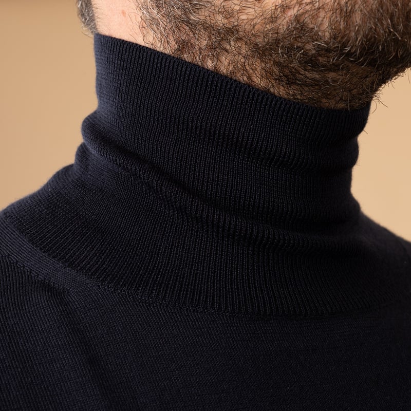 pull-col-cheminée-BATONER-Essentiel-High-Gauge-Turtle-Neck-navy-détail-col