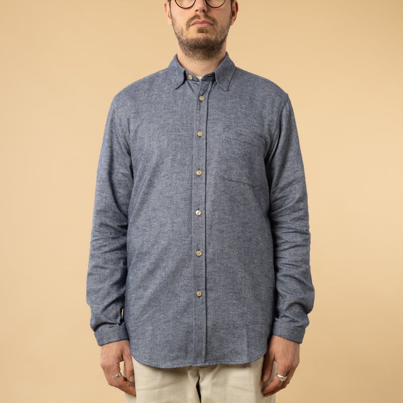 images flâneurs PORTUGUESE FLANNEL Teca Shirt Indigo porté face