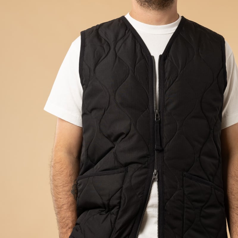 images flâneurs TAION Unisex Military Button V-Neck Down Vest Black porté-4