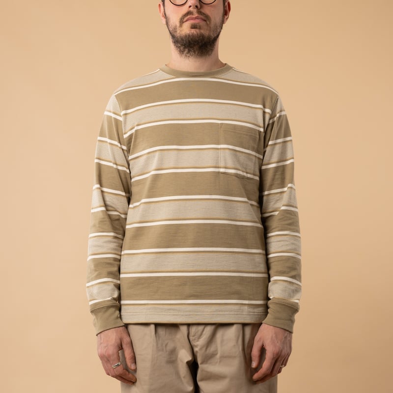 BEAMS PLUS / Pocket Tee Wide Stripe Olive_de face