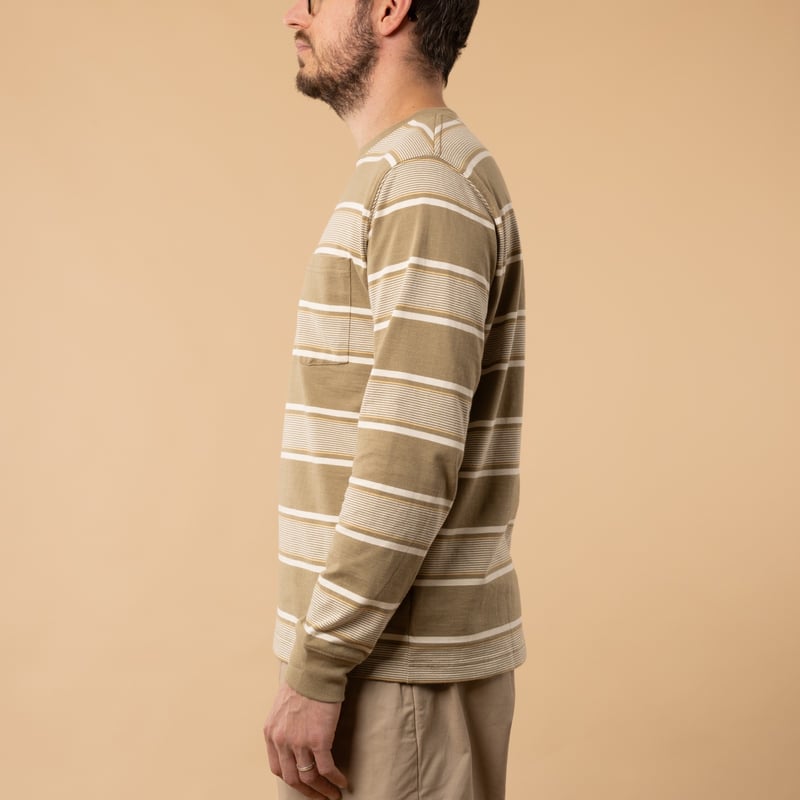 BEAMS PLUS / Pocket Tee Wide Stripe Olive_de profil