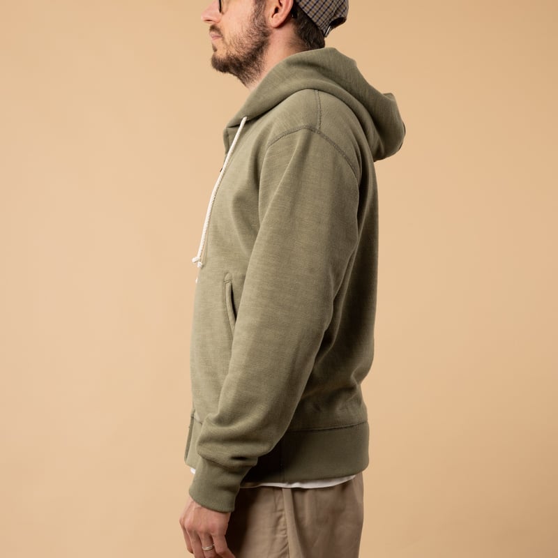 flâneurs-sweat-zippé-GG-Jackman-vert olive de profil