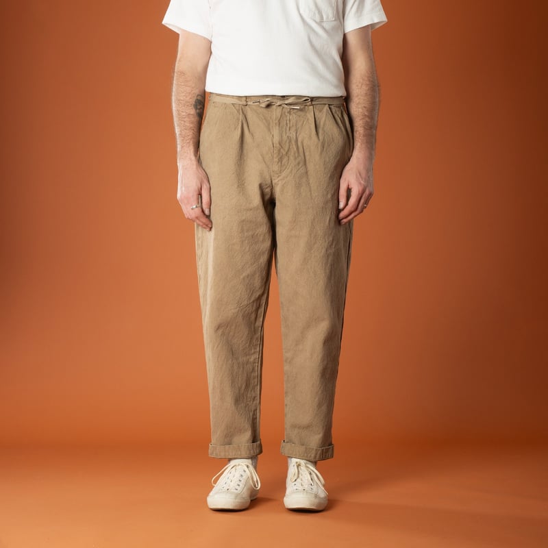 image-front-flâneurs-SEUVAS-10oz-CANVAS-TAPERED-2TUCK-PANTS-coffee