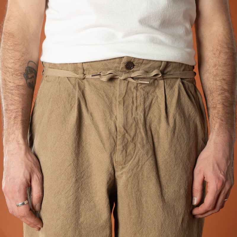 image-front-detail--flâneurs-SEUVAS-10oz-CANVAS-TAPERD-2TUCK-PANTS-coffee