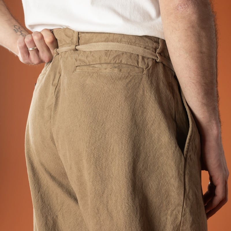 Image Back Detail - SEUVAS 10oz Canvas Tapered 2-Tuck Pants in Coffee Color