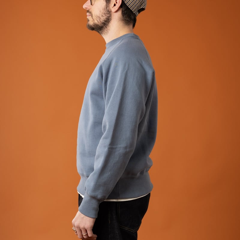 XX DEVELOPMENT  SURE MFG Awesome Crewneck Sweatshirt Riviera Blue porté de côté