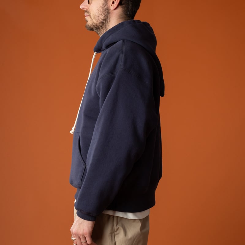 image-flâneurs-porté-de-côté-XX-development-sure-mfg-alaska-hoodie-nasvy-2