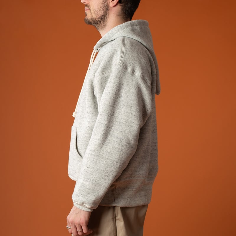 image-flâneurs-porté-de-côté-XX-development-sure-mfg-alaska-hoodie-silverado2