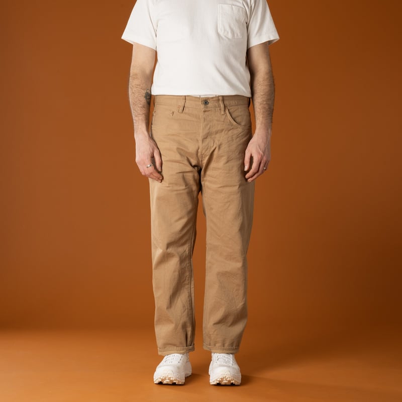 image portée front flâneurs ONI DENIM 022-SCKB 10oz Relax Straight Khaki Beige Selvedge Chino (2)