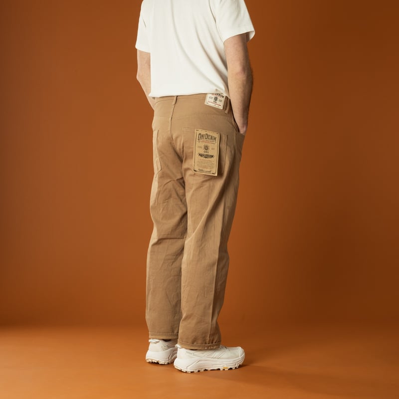 image portée back flâneurs ONI DENIM 022-SCKB 10oz Relax Straight Khaki Beige Selvedge Chino (1)