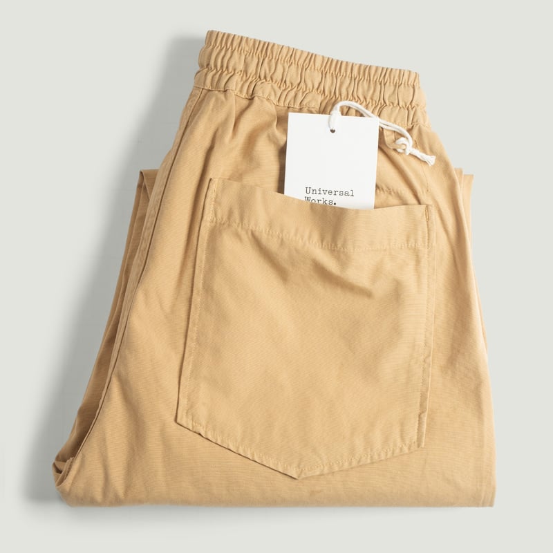 vignette-flâneurs-UNIVERSAL-WORKS-Hi-Water-Trouser-Summer-Canvas-Dark-Sand