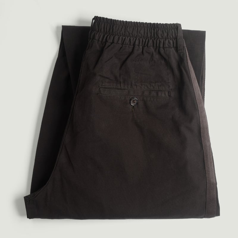 vignette-flâneurs-UNIVERSAL-WORKS-Oxford-Pant-Summer-Canvas-Licorice-de-face