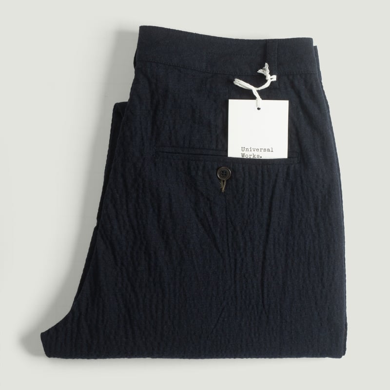 vignette-flâneurs-UNIVERSAL-WORKS_-Military-Chino-Ospina-Cotton-Dark-Navy