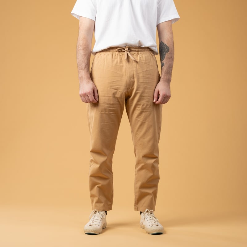 Image flâneurs Universal Works SS25-Hi Water Trouser Summer Canvas Dark Sand de face