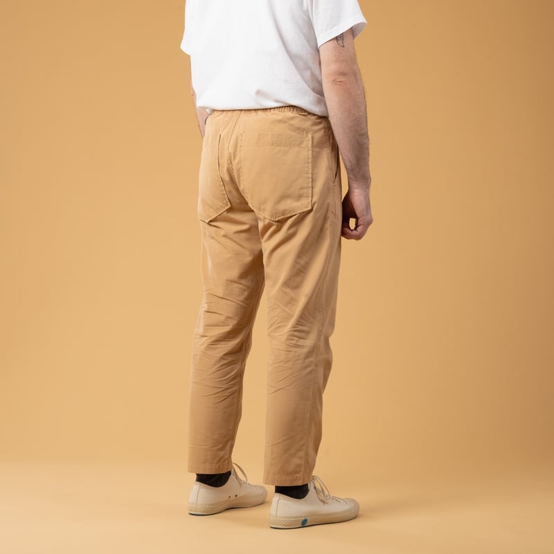 Image flâneurs Universal Works SS25-Hi Water Trouser Summer Canvas Dark Sand de dos