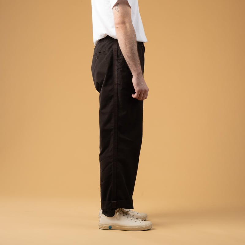Image flâneurs Universal Works SS25-Oxford Pant Summer Canvas Licorice side
