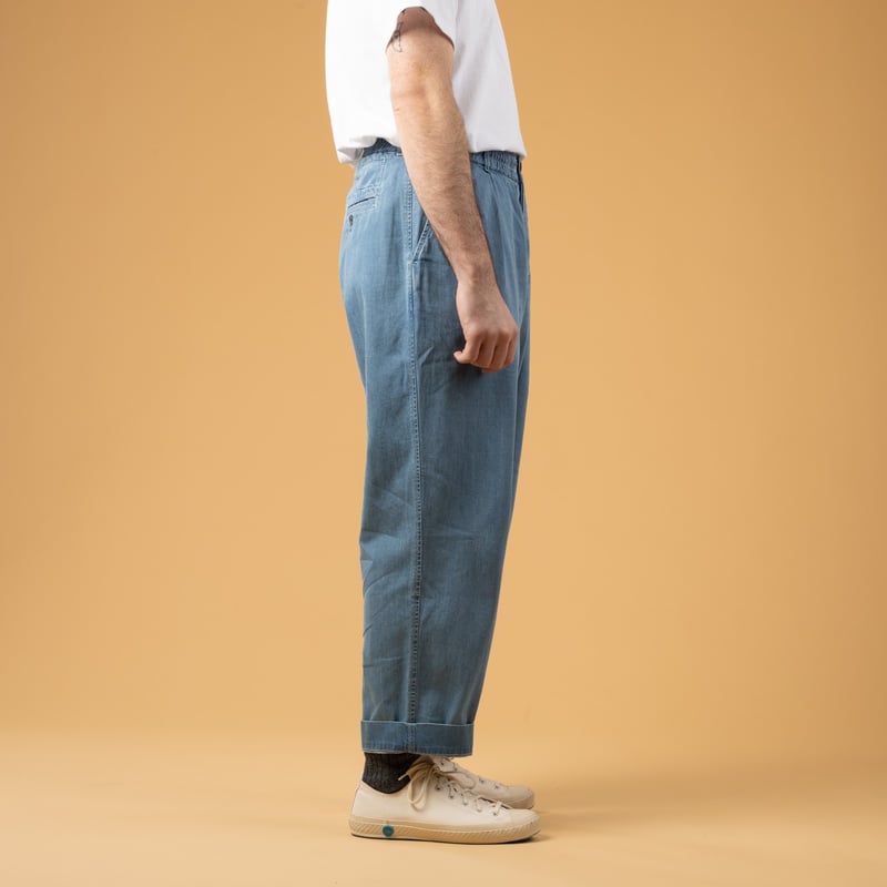 Image flâneurs Universal Works SS25- Oxford Pant 8oz Organic Denim Washed Indigo side
