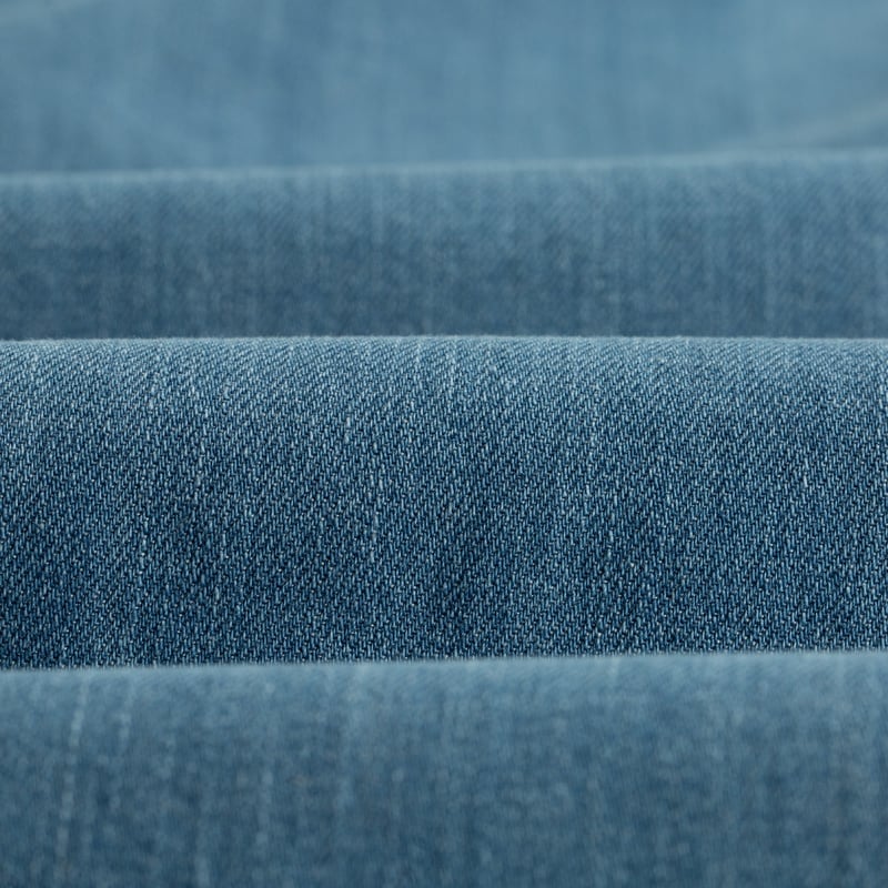 closup-fabric-flâneurs-UNIVERSAL-WORKS_Oxford-Pant-8oz-Organic-Denim-Washed-Indigo-de-face-(2)