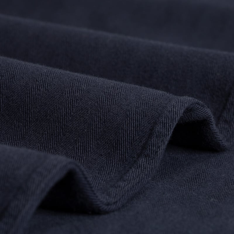 closeup-fabric-flâneurs-UNIVERSAL-WORKS_Hi-Water-Trouser-Herringbone-Dark-Navy