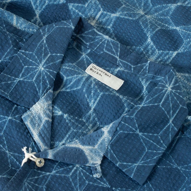 détail col flâneurs-Universal-Works-Road Shirt Needle Tie'N'Dye Indigo