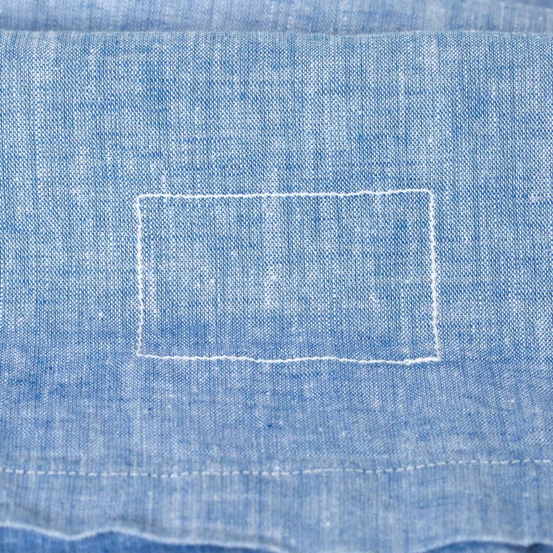 détail patch fantome flâneurs-Universal-Works-Road Shirt Slub Linen Mix Blue
