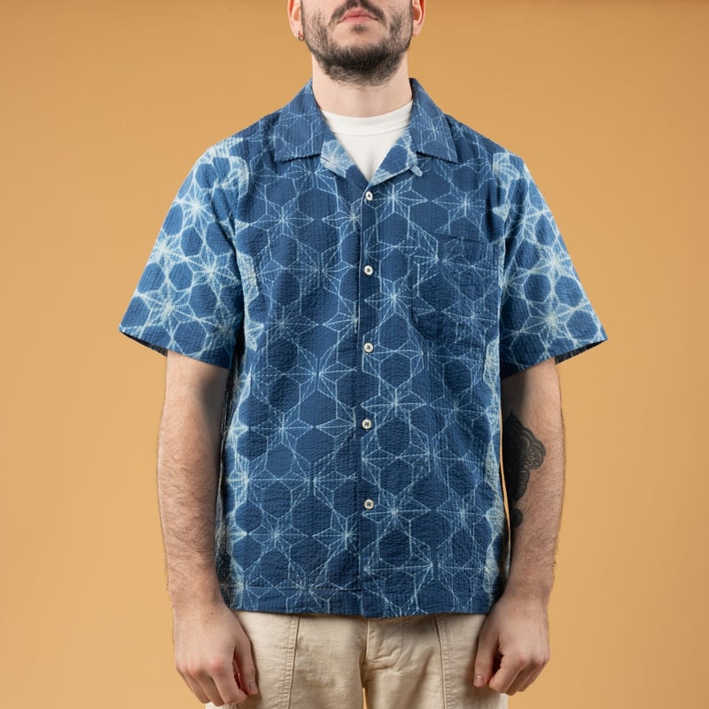 image portée de face flâneurs chemise manches courtes Universal-Works-Road Shirt Needle Tie'N'Dye Indigo