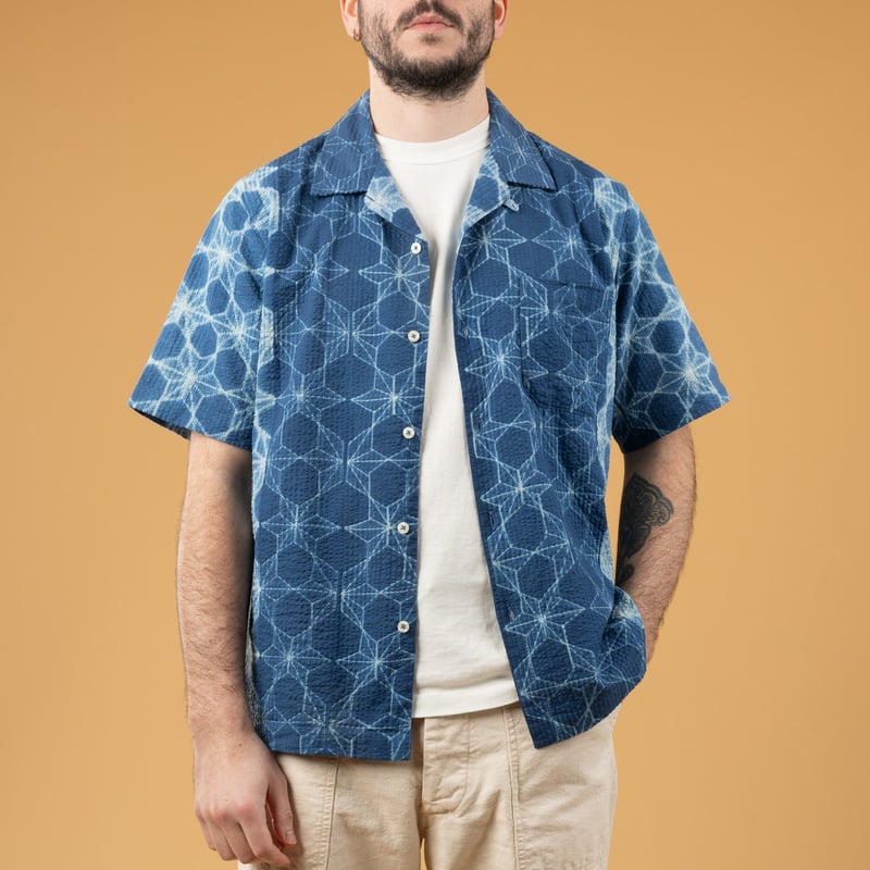 image portée de face ouverte flâneurs chemise manches courtes Universal-Works-Road Shirt Needle Tie'N'Dye Indigo