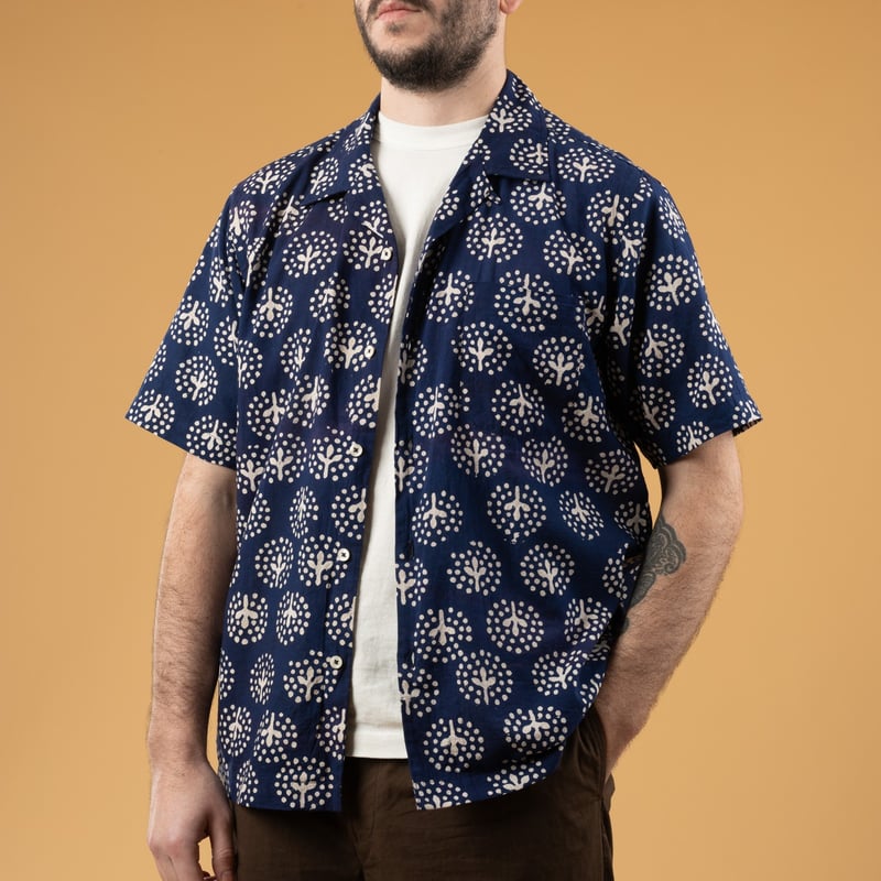 Image flâneurs portée de face ouverte  UNIVERSAL WORKS  Road Shirt Magic Circle Print Navy
