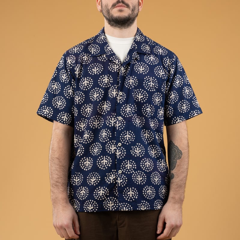 Image flâneurs portée de face UNIVERSAL WORKS  Road Shirt Magic Circle Print Navy (1)