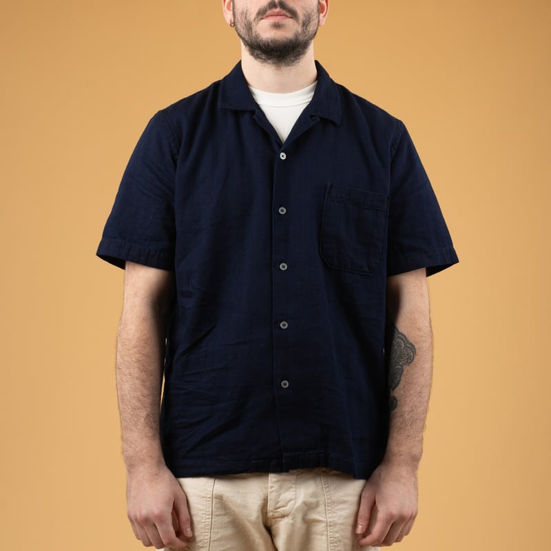 Image flâneurs Image_Flâneurs_UNIVERSAL WORKS_Road Shirt Indigo worn from the front