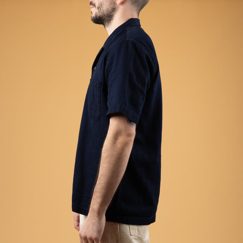 Image Flâneurs Image_Flâneurs_UNIVERSAL WORKS_Road Shirt Indigo worn in profile