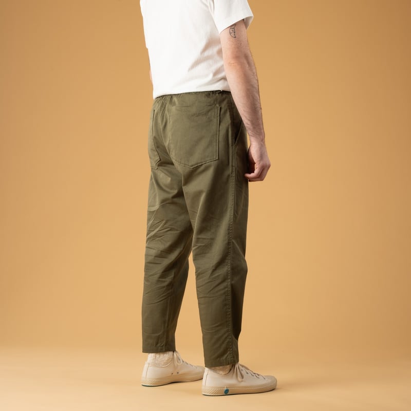 Image flâneurs porté Universal Works Hi Water Trouser Twill Light Olive de dos