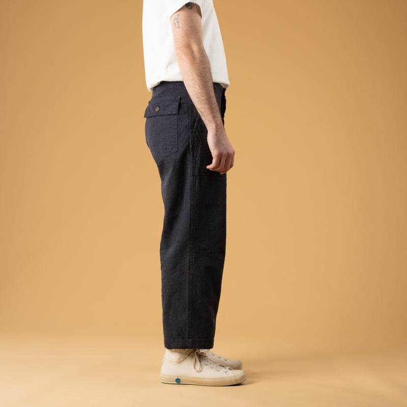 Image porté de profil flâneurs FOB FACTORY  F0536 CH Fatigue Pants Navy  (2)