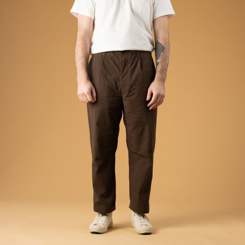 Image flâneurs porté de face FOB FACTORY  F0537 Travel Pants Brown (2)