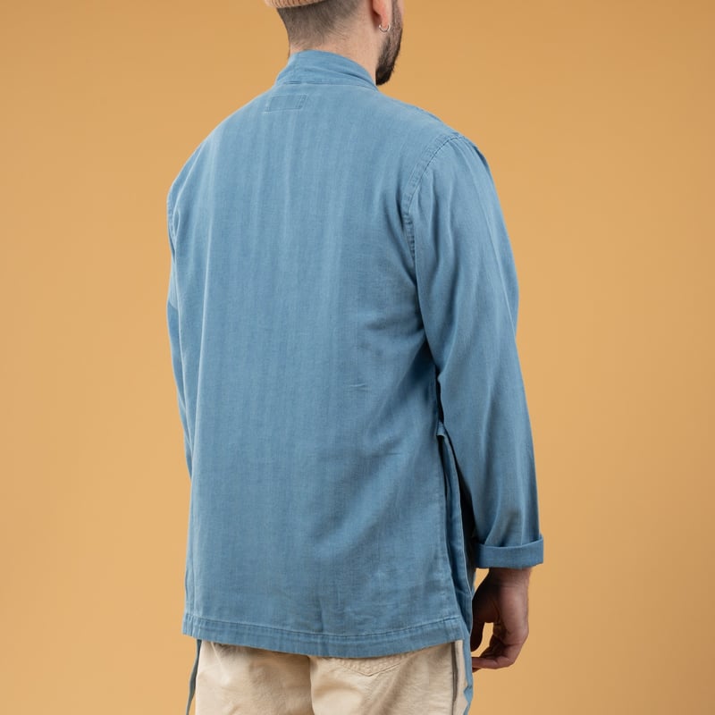 Image flâneurs UNIVERSAL WORKS  Kyoto Work Jacket Washed Indigo Herringbone porté de dos