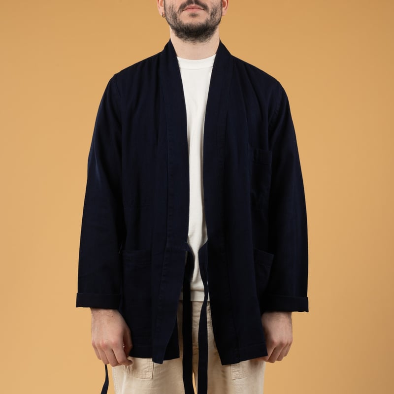 Image flâneurs UNIVERSAL WORKS  Kyoto Work Jacket Indigo Herringbone porté de face