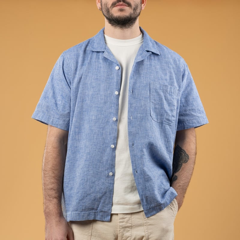 Image flâneurs Image flâneurs UNIVERSAL WORKS  Road Shirt Slub Linen Mix Blue porté de face ouverte