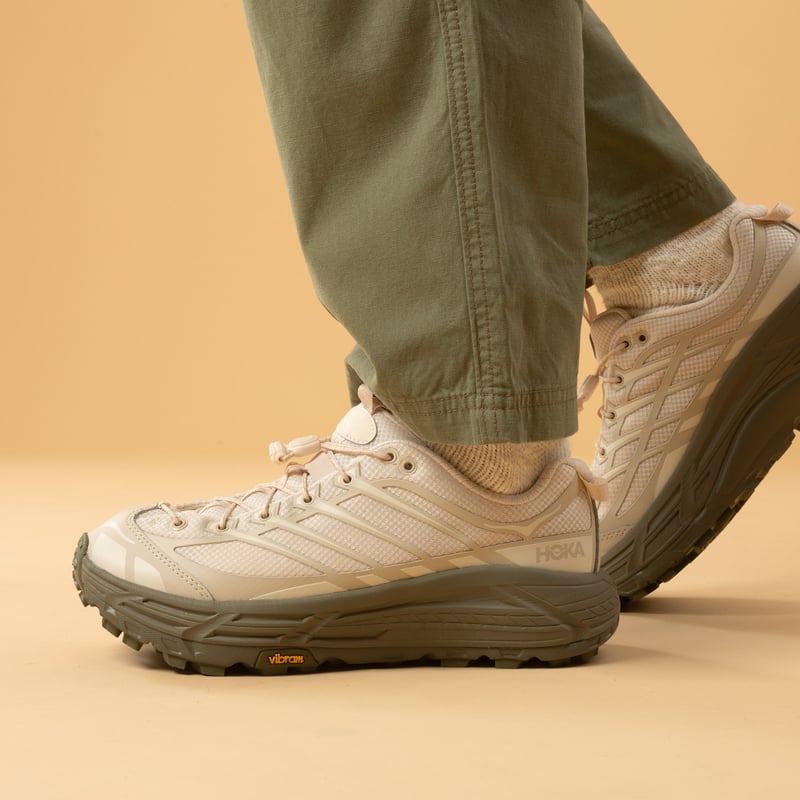 image flâneurs sneakers HOKA Mafate Three 2 Oat MilkEucalyptus porté de profil