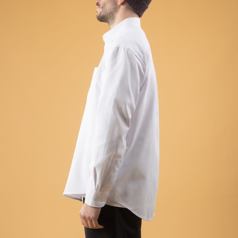 Image flâneurs porté de profil chemise FRIZMWORKS OG Oxford Oversized Shirt white