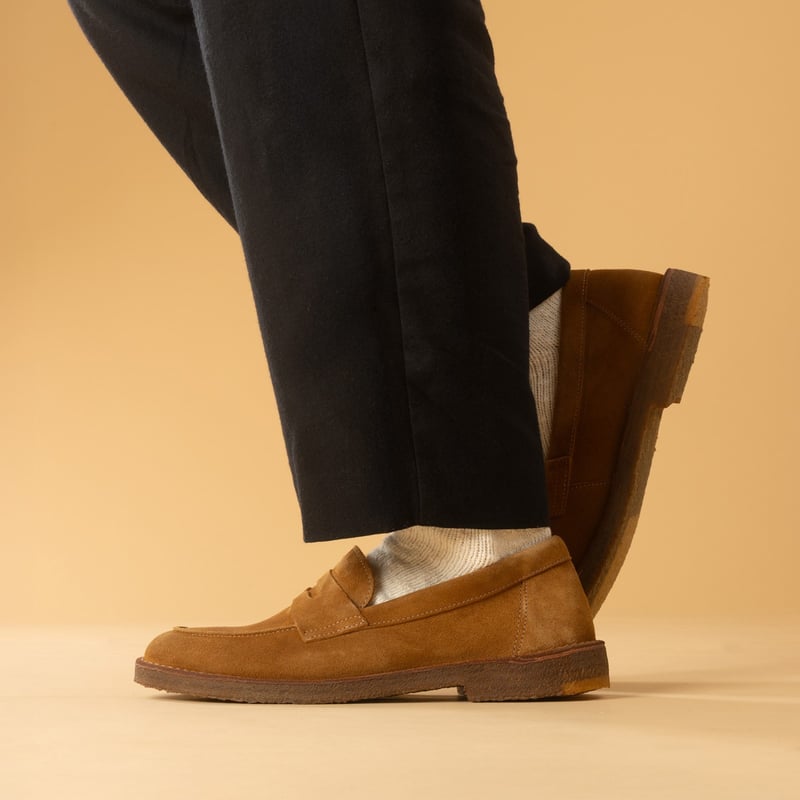 image porté de profil flâneurs-chaussure-mocassins ASTORFLEX- Sadelflex Cuoio