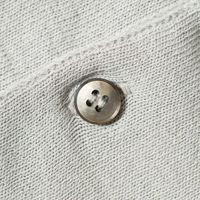 détail bouton nacre flâneurs pull MOONCASTLE Ice Cotton Poloneck Light Gray