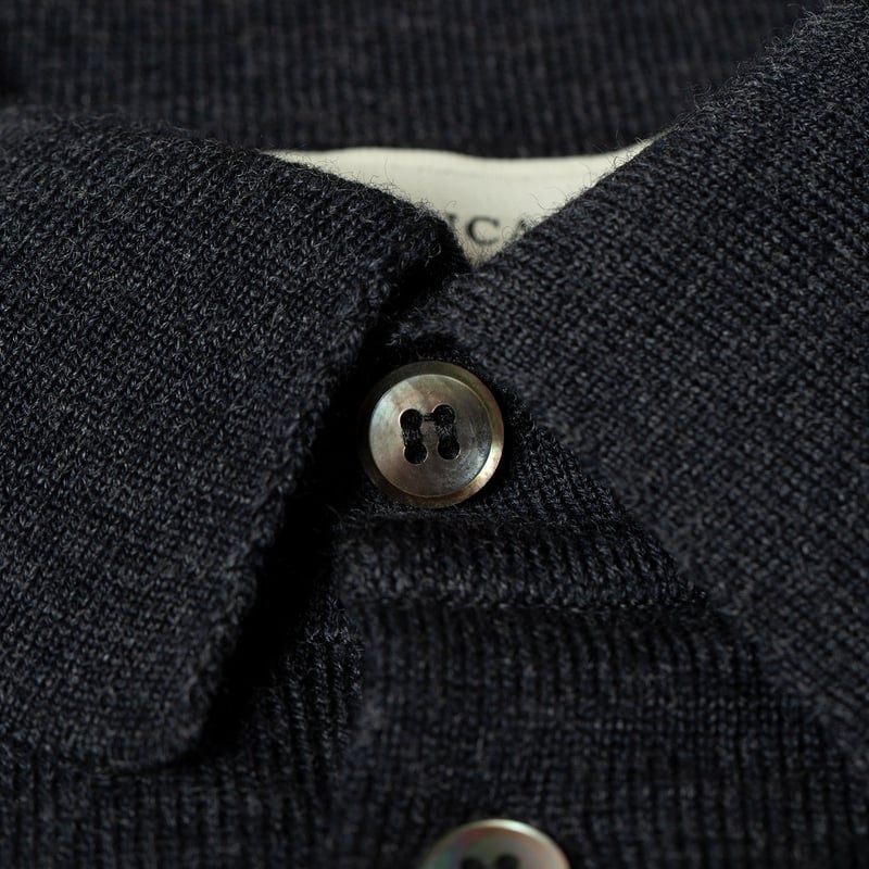 détail flâneurs pull Mooncastle Wool Poloneck Dark Grey