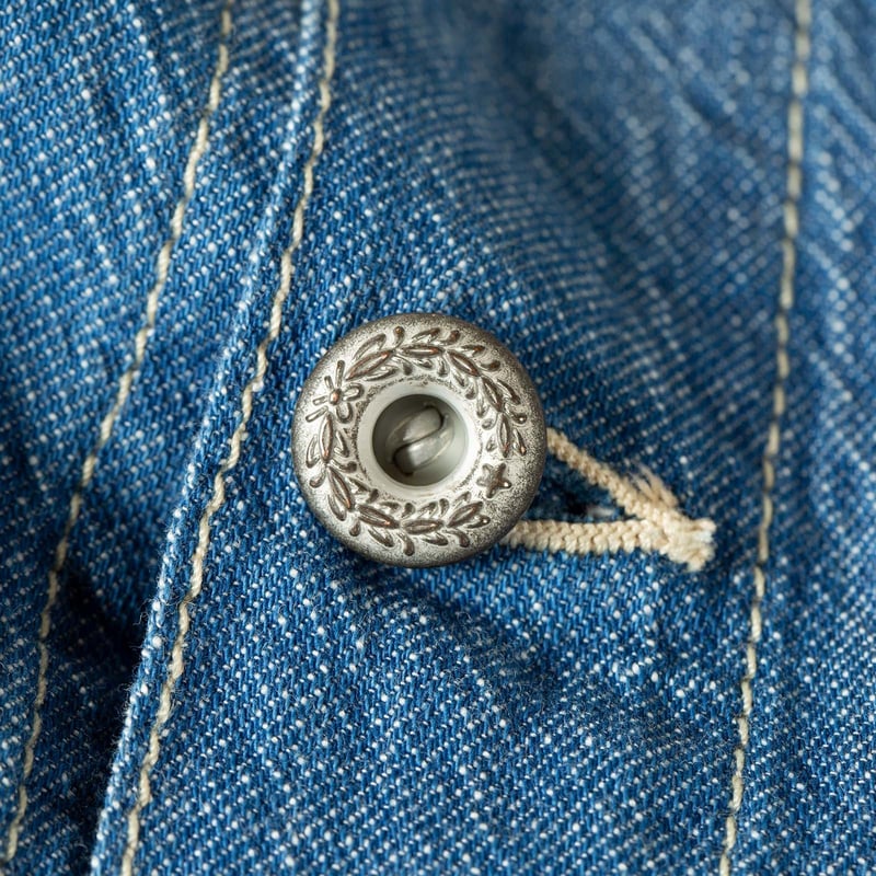 détail bouton flâneurs SEUVAS Denim Trucker Jacket Indigo Blue