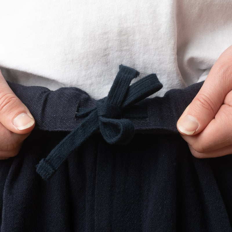 Image_Flâneurs_BEAMS PLUS / 2 Pleats Relax Trousers Linen Cotton Navy_déteil-cordon-serrage